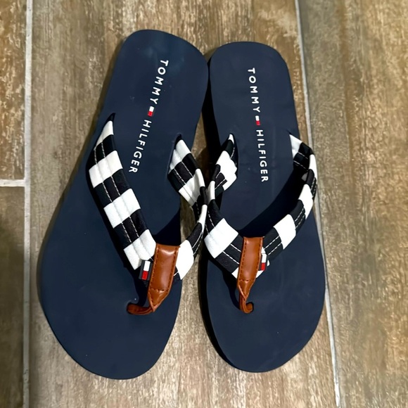 Tommy Hilfiger Flip flops NWOT
Size 8 - Picture 1 of 3